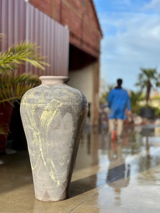 Amphora IV claire sur une terrasse