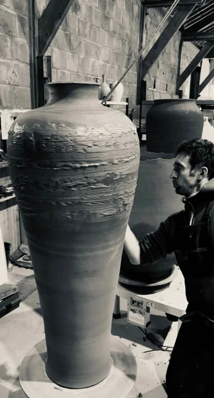 Travail de finition sur une grande céramique