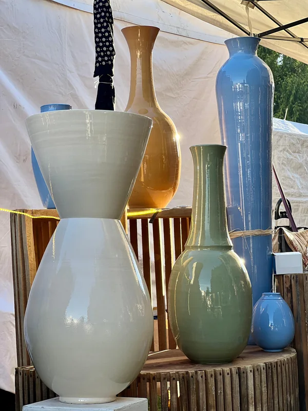 Vases en faïence aux finitions contrastées