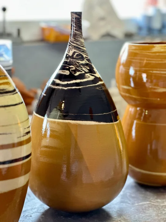 Vases élancés aux couleurs douces