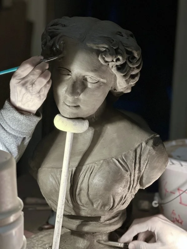 Travail de détail sur un buste