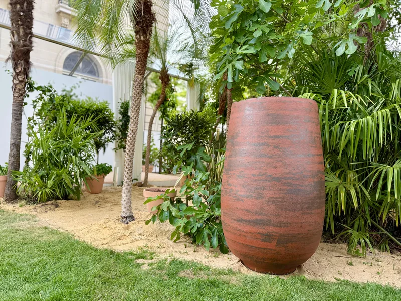Stamnosa I rouge dans un jardin tropical