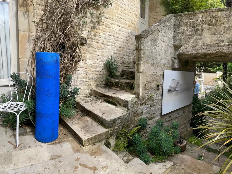 Tubus I bleu près d’un escalier en pierre
